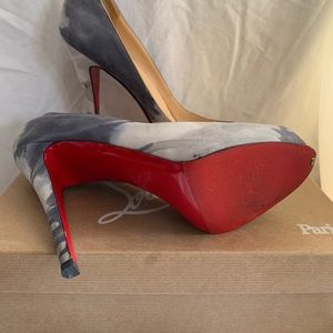 Louboutin Pumps 🐝